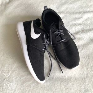 Nike walking shoe women's